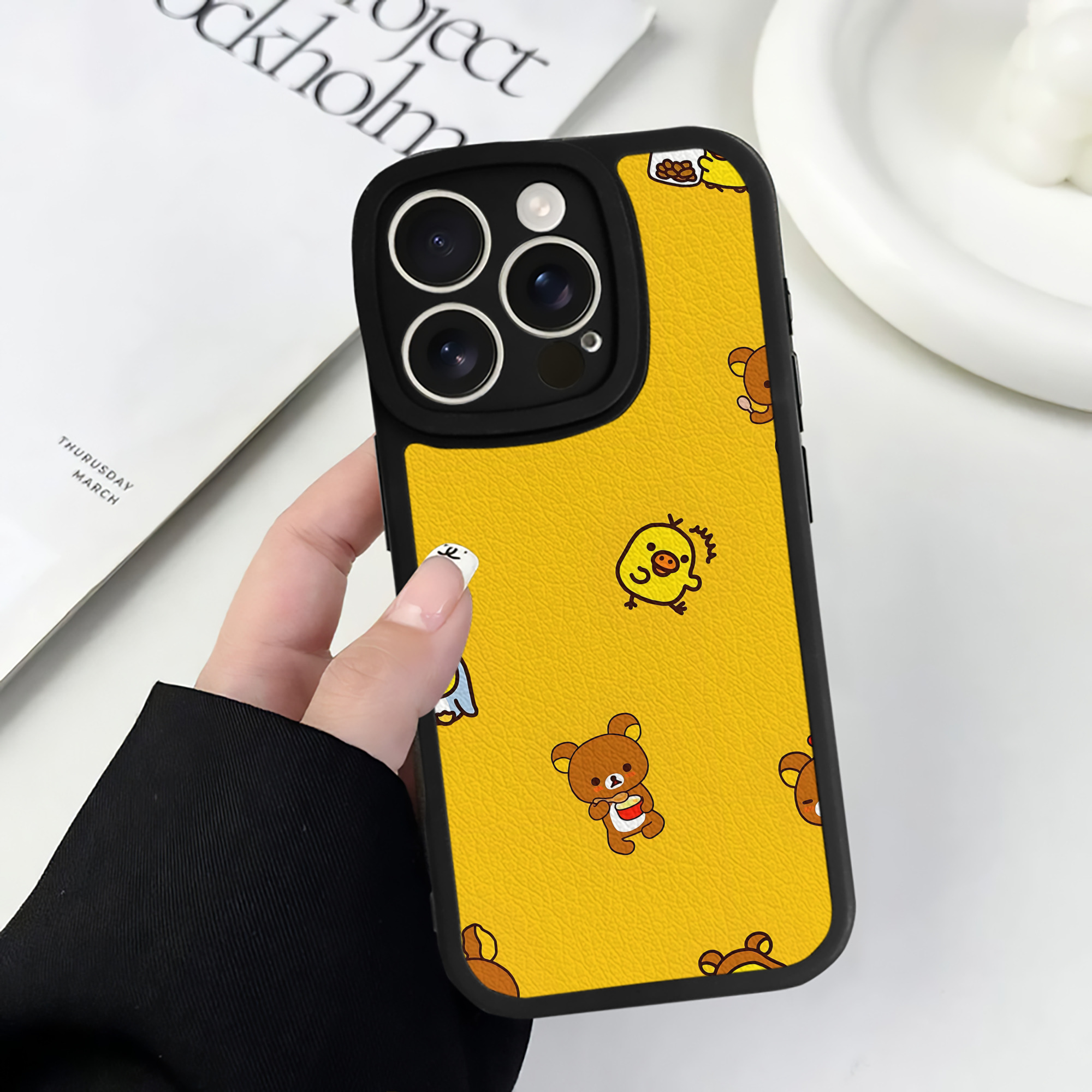 （画像用） リラックマ リラックマ キイロイトリ Rilakkuma Korilakkuma Kiiroitori 【iPhone 16シリーズ対応】シリコンスマホケース（レザー調） 材質：シリコン